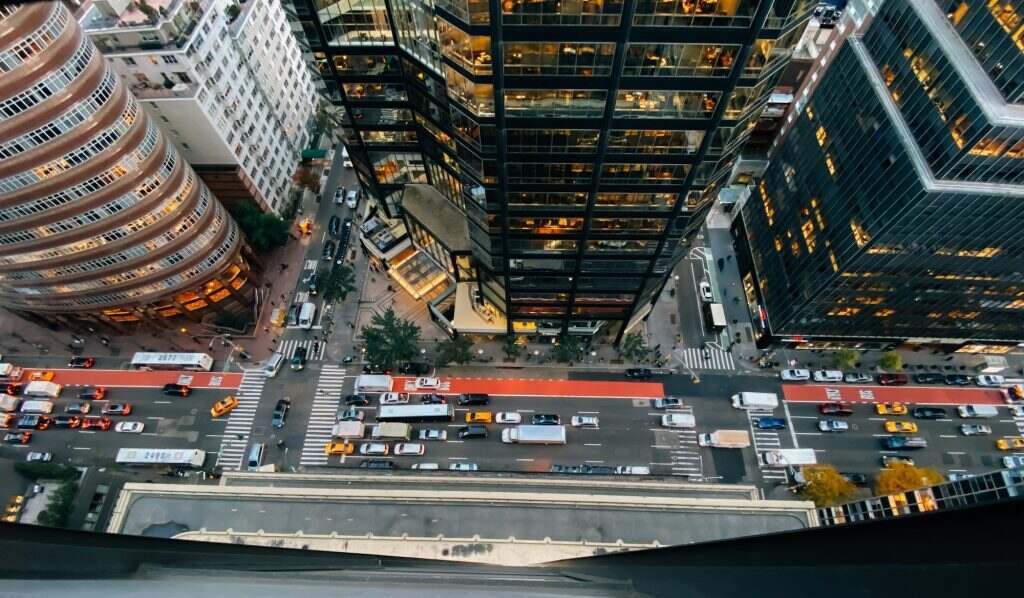 Dans les rues de New York avec Richard Sandler, photographe et cinéaste Looking down at busy street in New York from hotel window, skyscraper