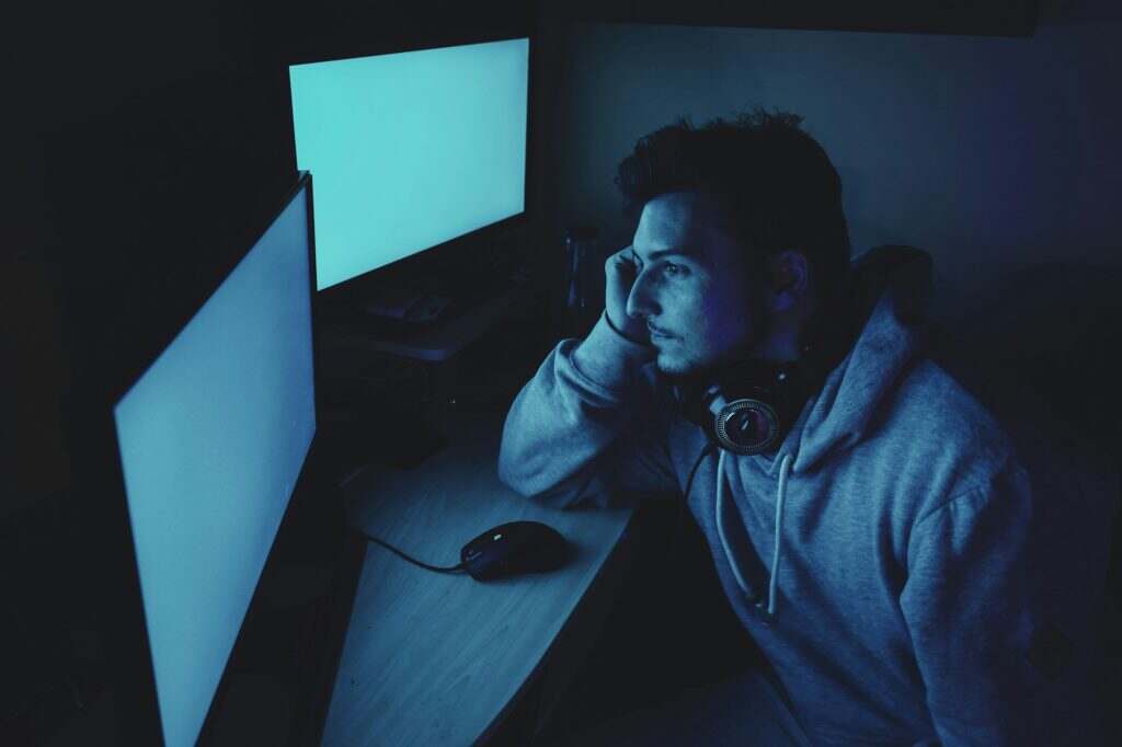 Santino Le Saint : Un artiste inclassable à découvrir absolument Young streamer working at night from home