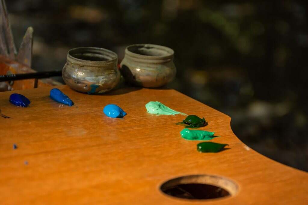 Oil paints on the palette. Plein air on the street.