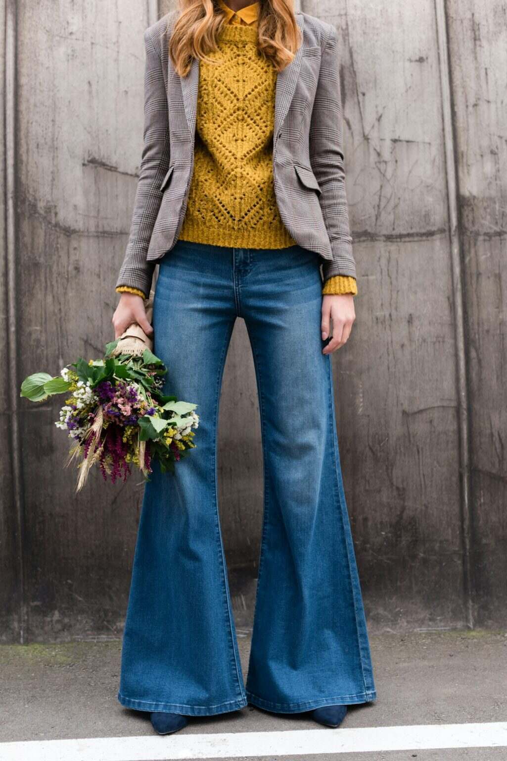 cropped view of elegant stylish girl with bouquet of flowers