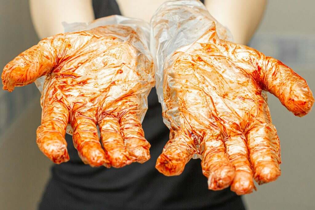 Comment enlever une tache de teinture ? Hands in gloves stain with dye