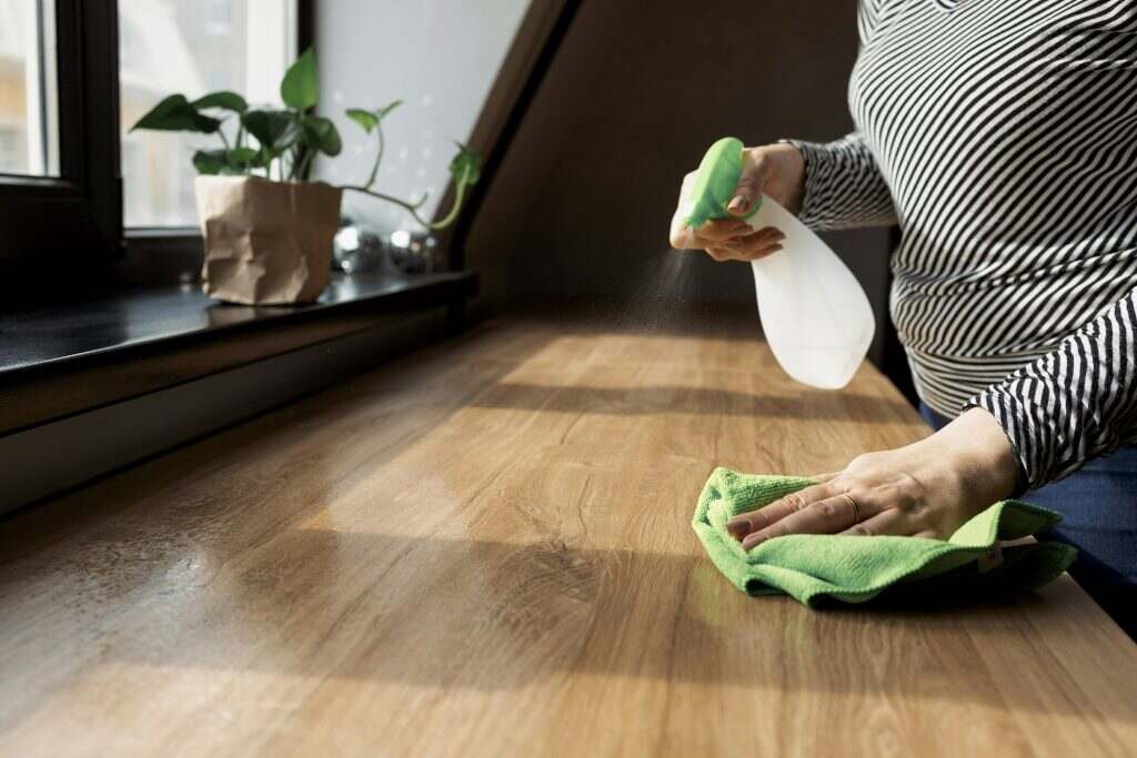 Comment désinfecter efficacement sa maison contre les virus ? Cleaning the home table disinfecting the kitchen table