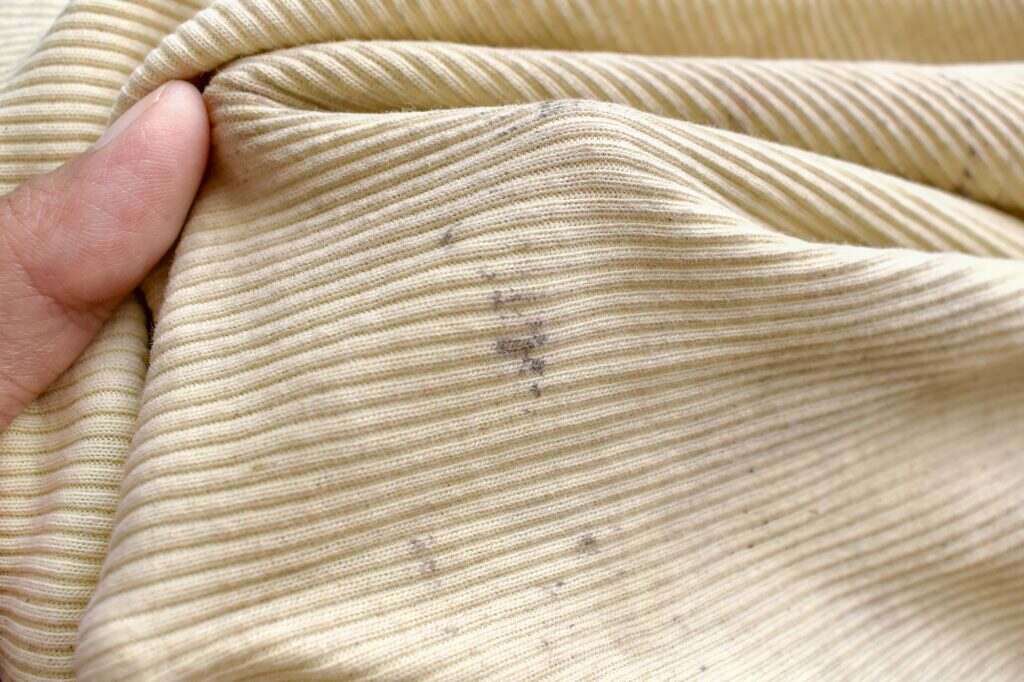 Comment enlever une tache d’huile : techniques efficaces et conseils d’expert Dirty clothes with engine oil stain on it. Oil or grease stain on clothes.