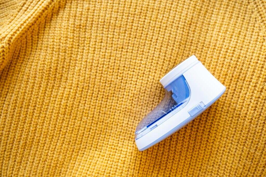 anti-pilling razor machine on yellow sweater