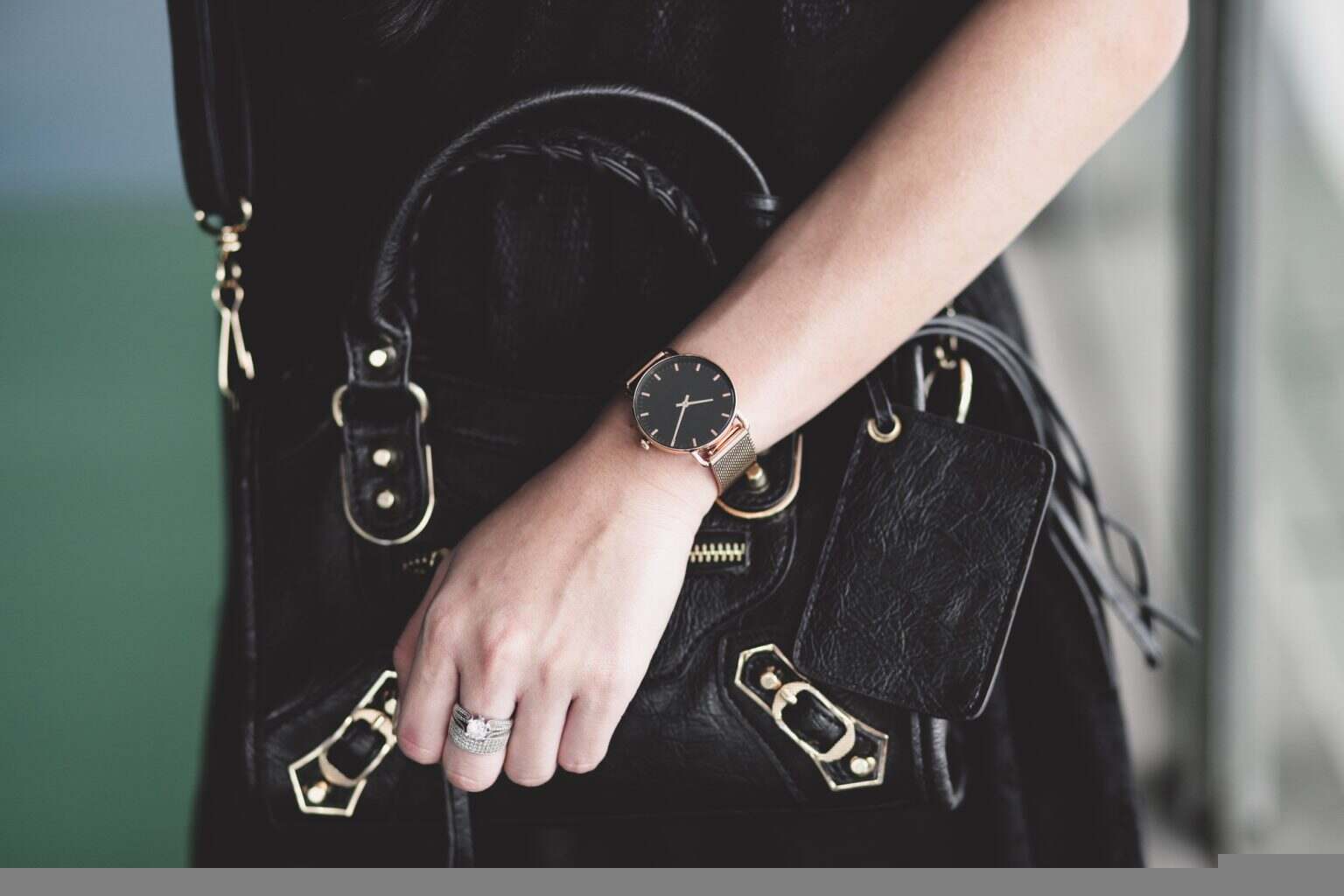 Faire de l’ordre dans son sac à main : l’art d’une organisation parfaite Close up of fashionable woman hand wearing jewelry