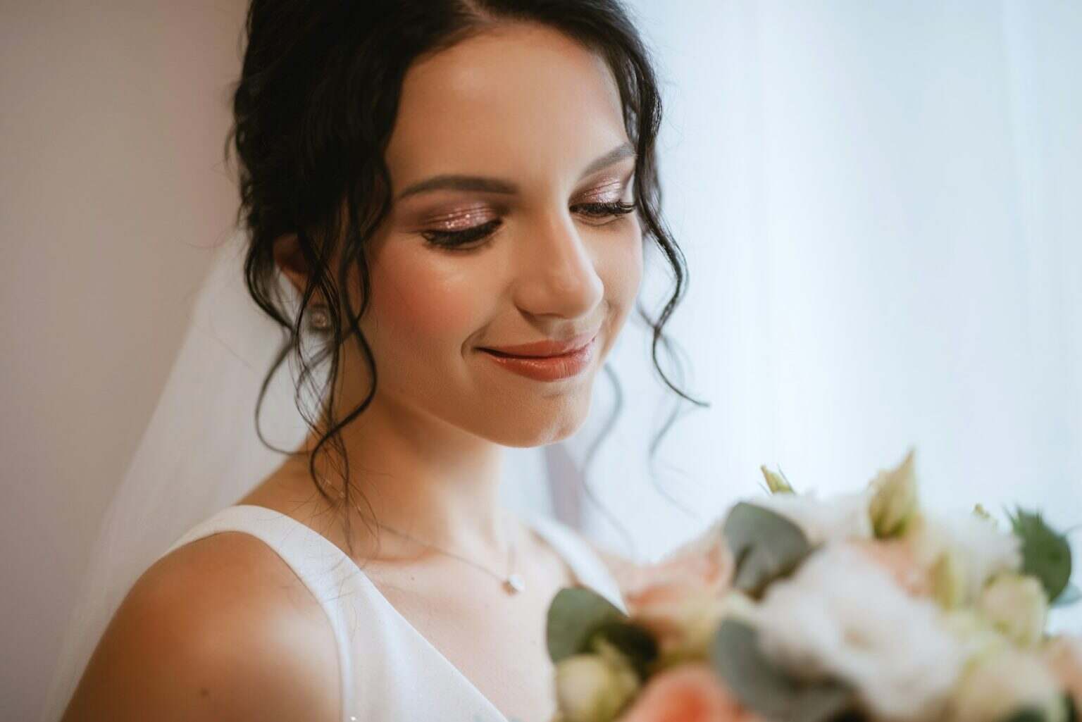 Faire son maquillage de mariée seule : 5 conseils incontournables preparations for the bride with the dressing of the wedding dress