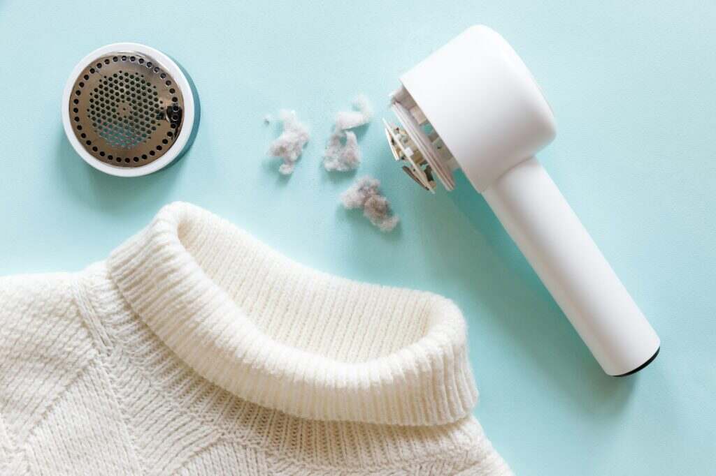 9 conseils pour éviter les bouloches sur les vêtements Pilling/ Removing lint from a white acrylic or wool sweater