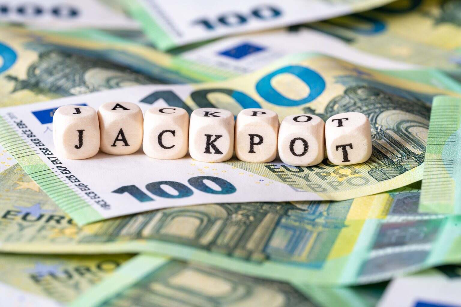 Le jackpot 🍀, ce rêve que tout le monde espère décrocher un jour Jackpot letter cubes on euro banknotes