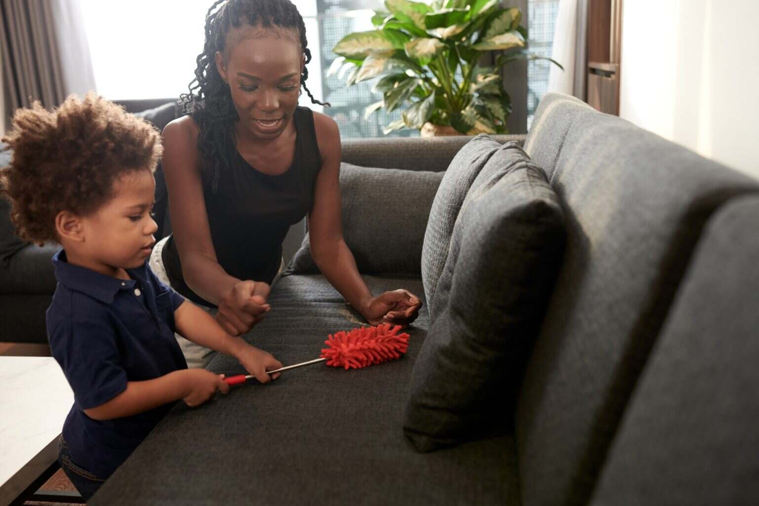 Comment enlever une tache de gras sur un canapé en tissu ? Mother And Son Cleaning Sofa