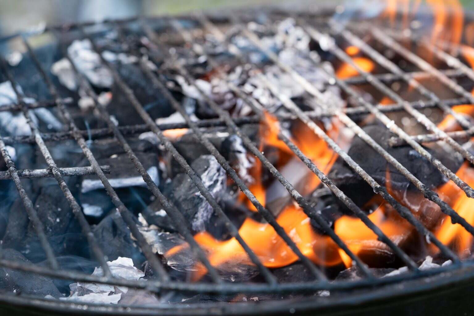 5 astuces écologiques pour nettoyer rapidement son barbecue Barbecue Fire Grill close-up