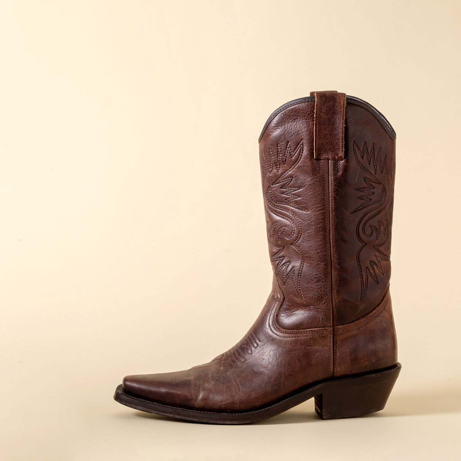 Les Santiags : tendance ou totalement démodé ? Boot cowboy shoe texas america minimal rodeo ranger concept.