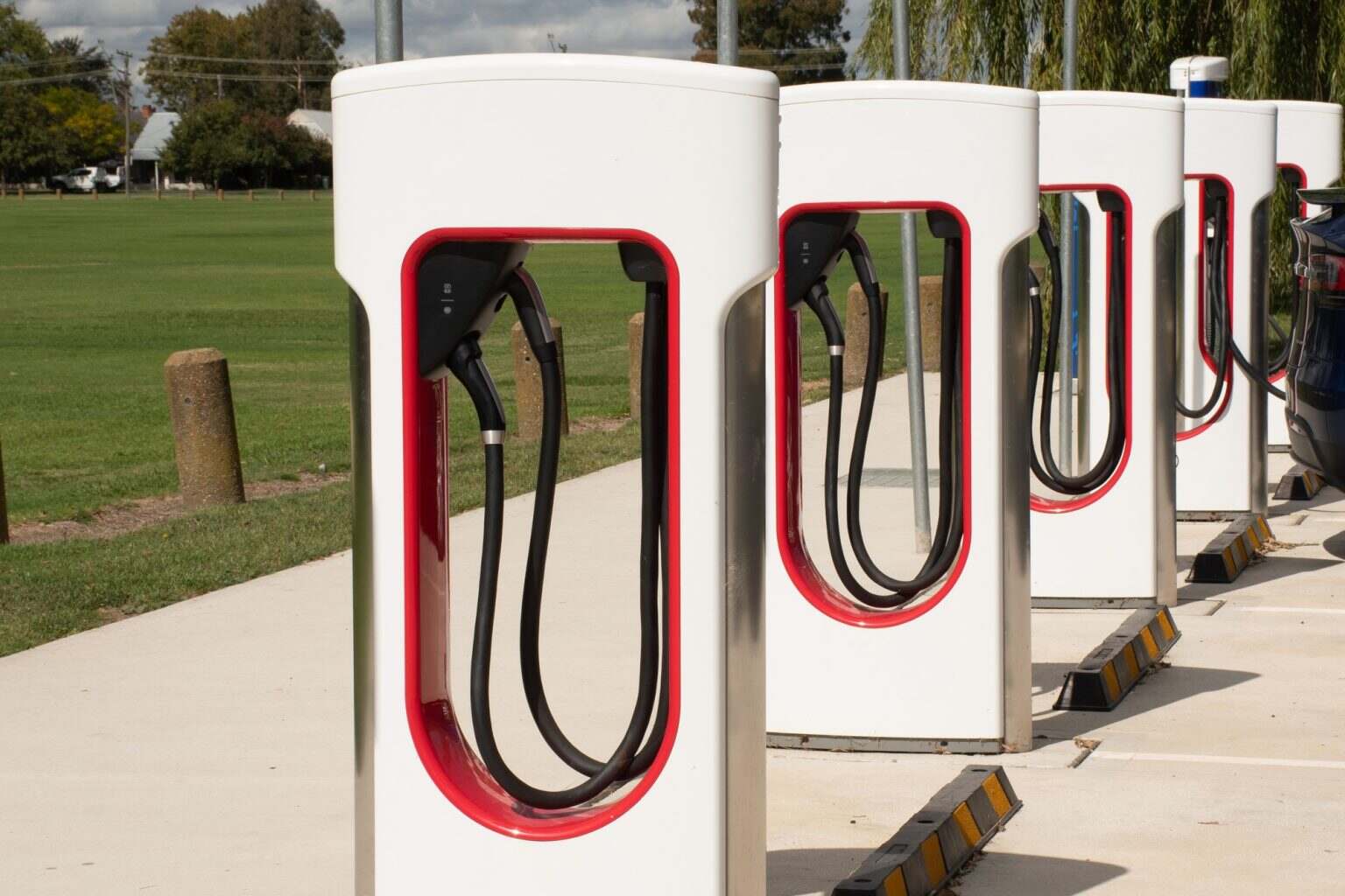 Tesla réduit drastiquement les tarifs de son réseau de Superchargeurs Electric car charger station