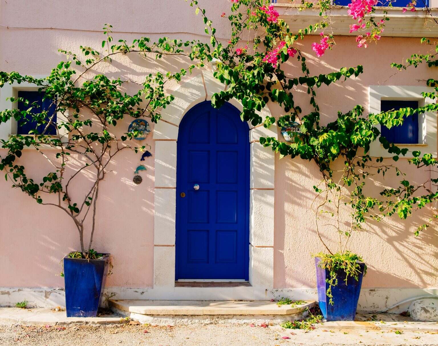 4 idées inspirantes pour adopter le style grec chez vous Facade of traditional Greek building.