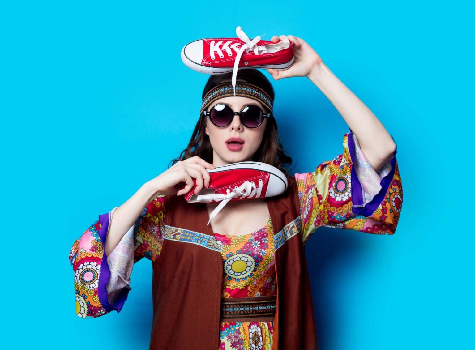 Quelles Chaussures Porter pour un Look Hippie Parfait ? hippie girl with sunglasses and gumshoes