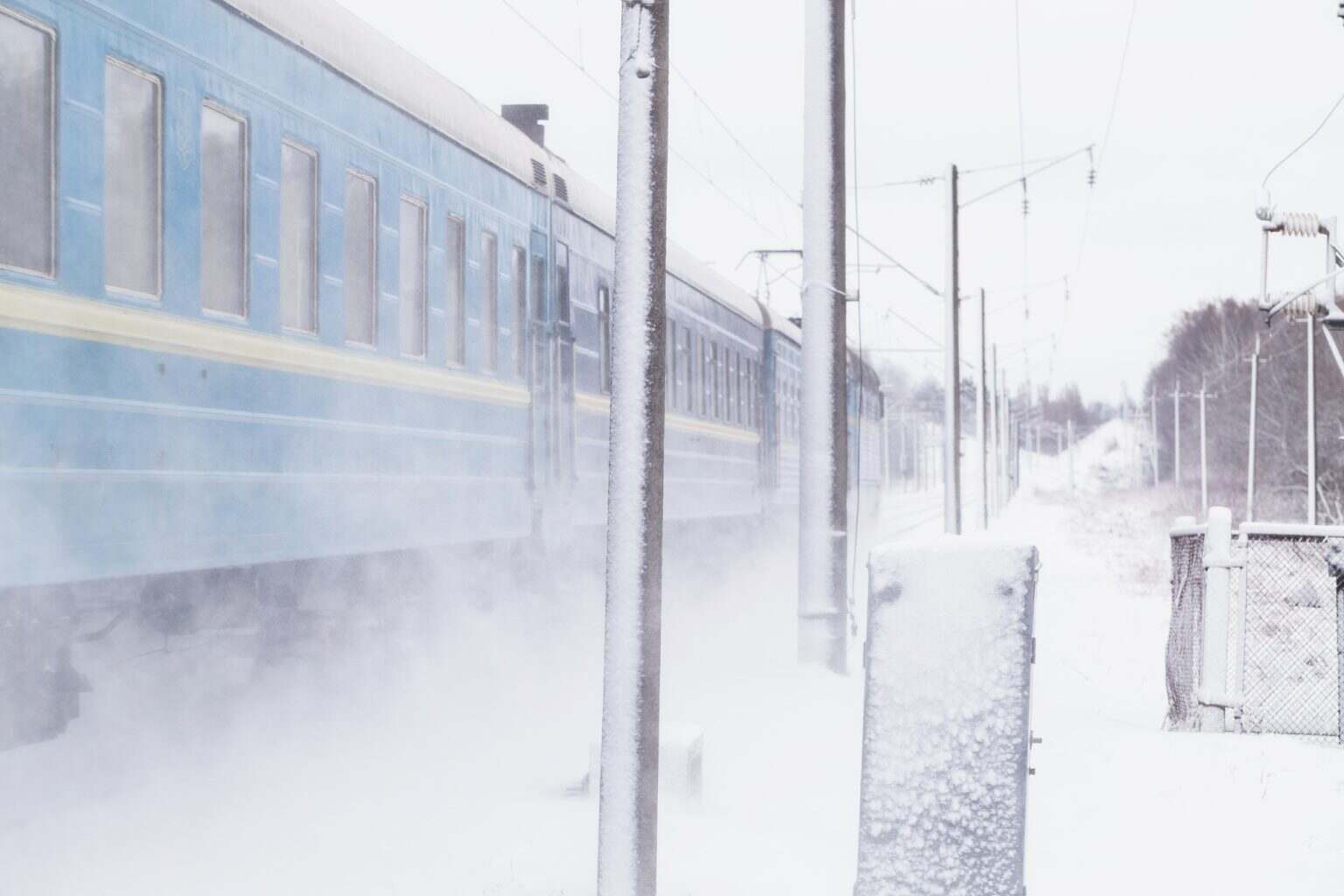 Alerte : la neige industrielle envahit la France ! Ce phénomène météo récent inquiète les experts Passenger train rapidly moving along the snow track