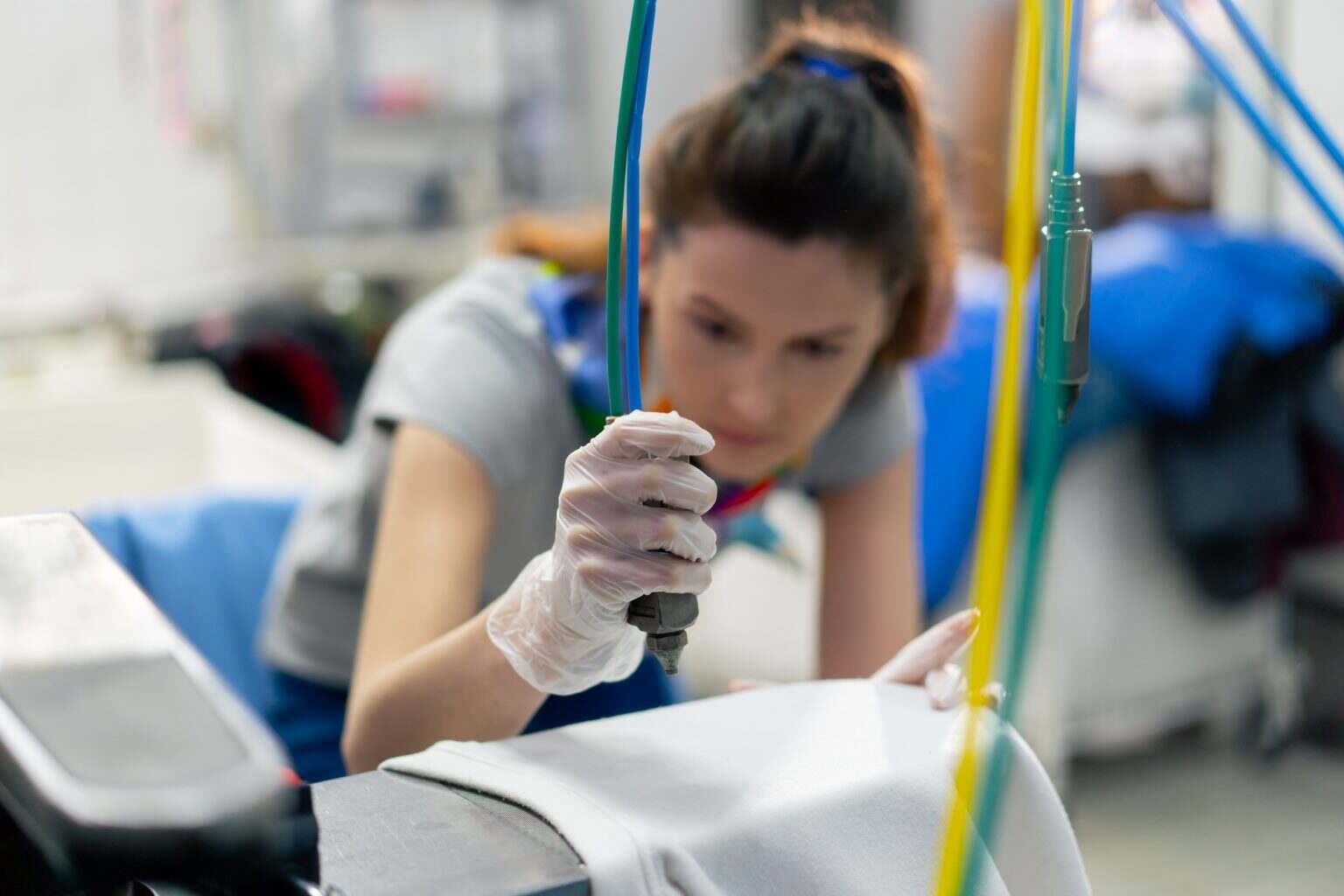 Comment décolorer un vêtement : techniques et astuces pratiques professional dry cleaning young girl bleaches a stain on a white jacket professional equipment