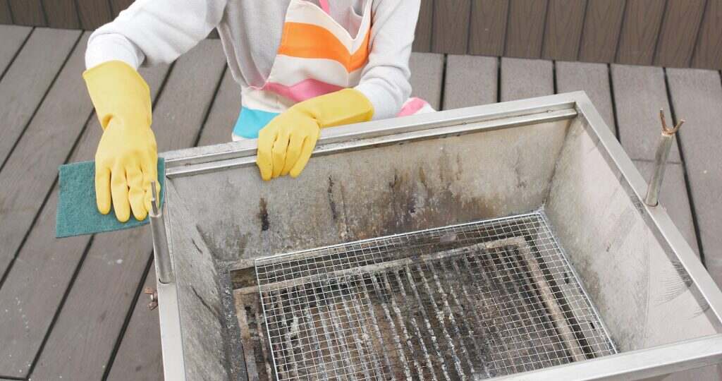 Rag clean of barbecue oven