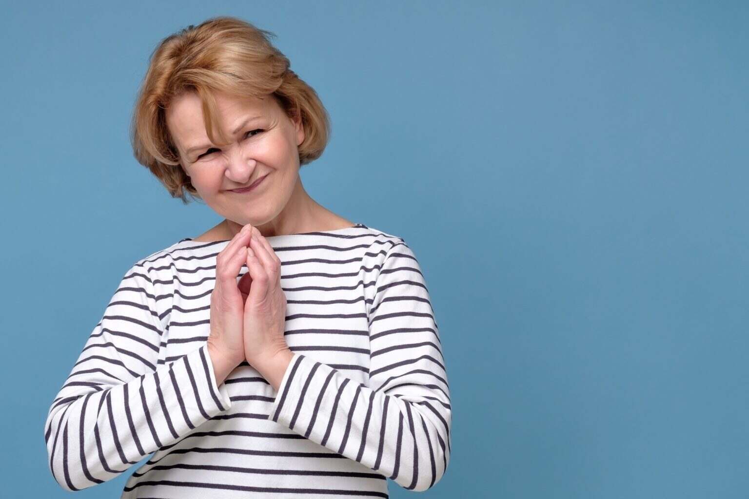 Comment arrêter de s’excuser en permanence : conseils et astuces Senior caucasian woman made a mistake and feel sorry.