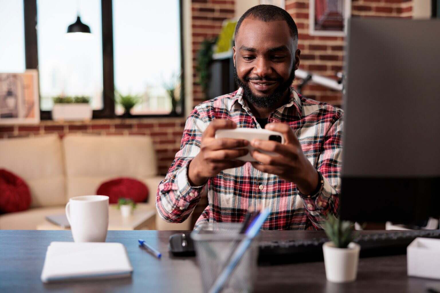 Addiction aux jeux sur smartphone et tablette Young adult playing video games