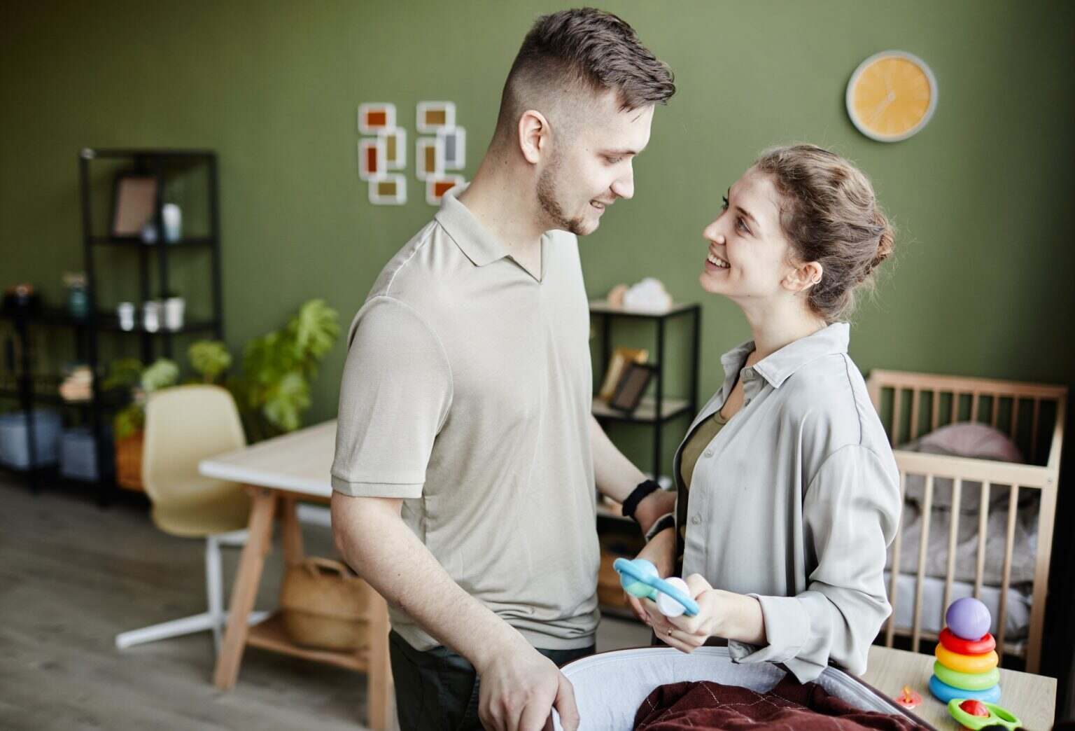 Comment garder un homme : conseils et stratégies pour une relation durable Young couple happy to be parents