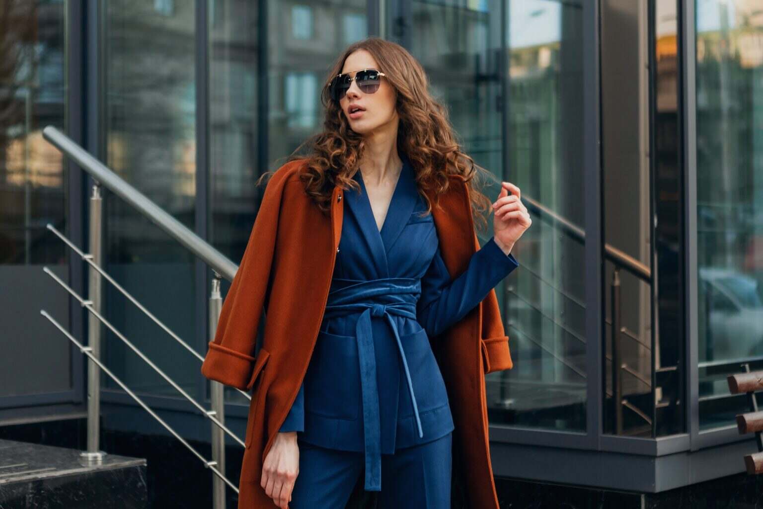Robe Bleu Roi : avec Quoi la Porter ? beautiful stylish woman walking in street stairs dressed in warm brown coat and blue suit