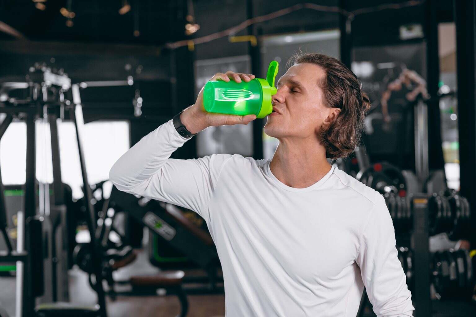 Les 14 conseils essentiels pour prendre du poids sainement healthy sport man with whey shaker bottle. happy drinking whey protein for muscle strength mass gain