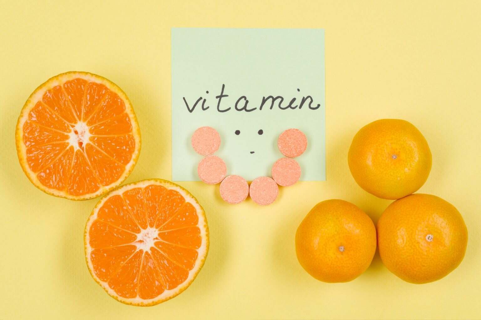 Vitamines B et C : les aliments riches pour une santé optimale Sticker with the word vitamin C. Background yellow, vitamin C, citrus