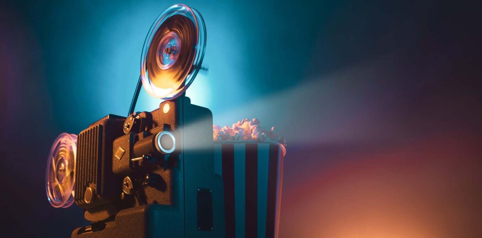 Penélope Cruz : Une Icône Espagnole à la Conquête d’Hollywood Vintage film projector and film screening