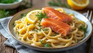 découvrez notre plat savoureux de tagliatelles accompagnées de saumon frais, un mélange parfait de délicatesse et de saveurs maritimes. idéal pour un repas raffiné ou une soirée entre amis, cette recette allie le goût fondant du saumon à la texture onctueuse des pâtes. un délice à ne pas manquer!