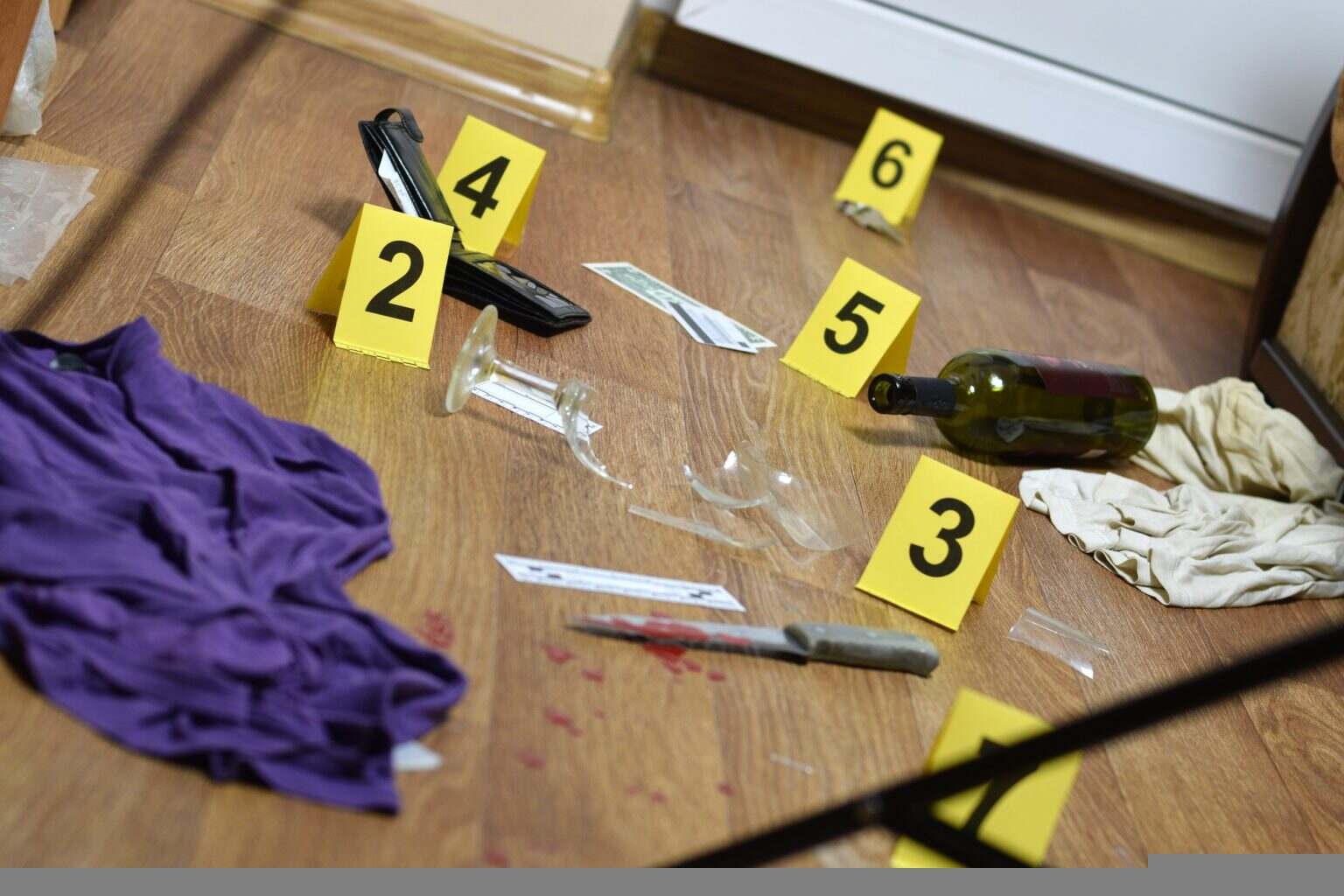 Crime scene investigation - numbering of evidences after the murder in the apartment