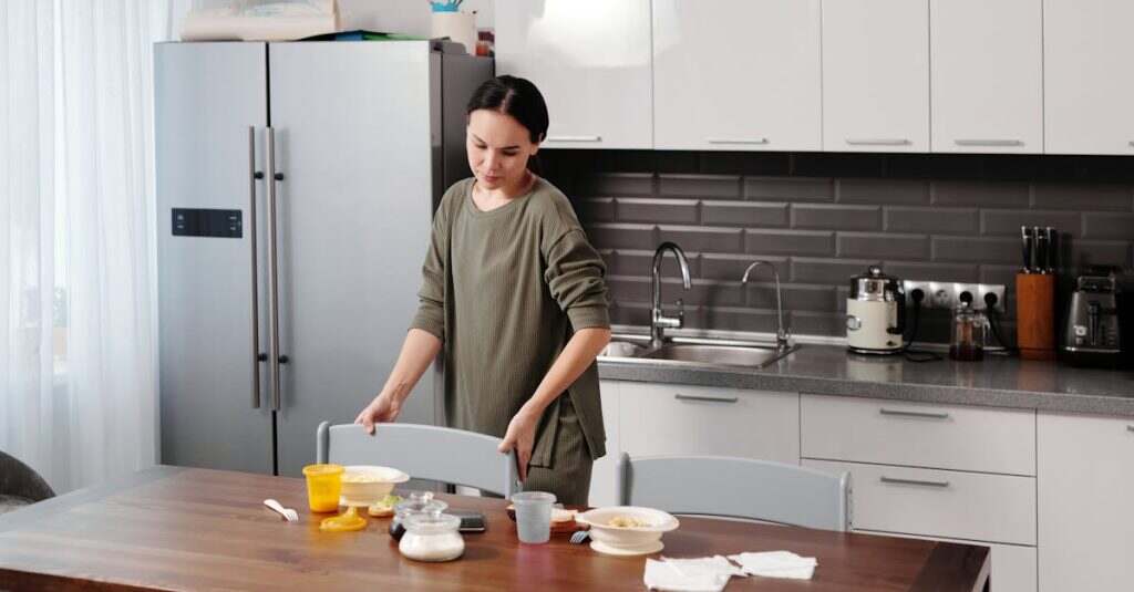 découvrez nos conseils pratiques pour un nettoyage efficace de votre réfrigérateur. apprenez à éliminer les odeurs, à désinfecter les surfaces et à organiser vos aliments pour un frigo propre et sain.