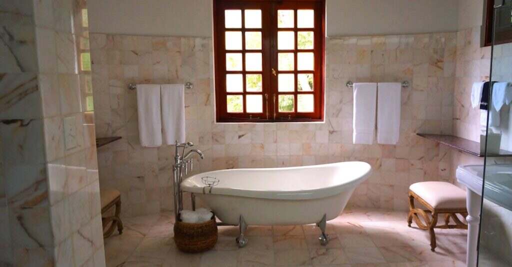 découvrez notre collection de serviettes de bain douces, élégantes et absorbantes. offrez-vous un confort optimal après la douche ou à la piscine avec nos serviettes de qualité supérieure, disponibles dans une variété de couleurs et de motifs. parfaites pour la maison ou les voyages.