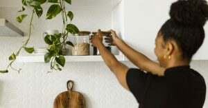 découvrez nos astuces efficaces pour nettoyer votre plaque de cuisson en céramique. obtenez des conseils pratiques pour éliminer les taches et les résidus, tout en préservant la brillance de votre surface de cuisson.