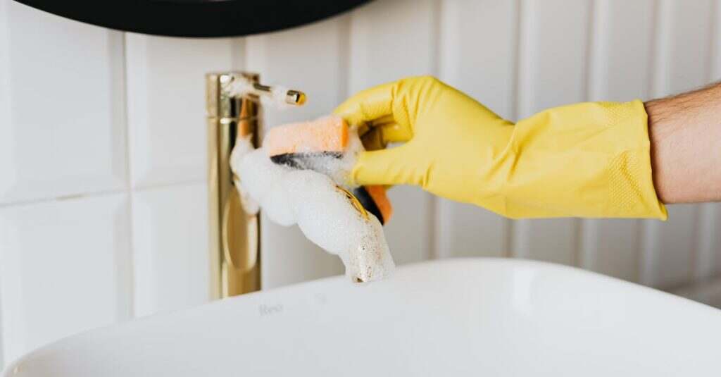 découvrez nos conseils essentiels pour l'entretien de votre évier : astuces pratiques, outils nécessaires et méthodes pour prévenir les problèmes courants et assurer un bon fonctionnement de votre plomberie.