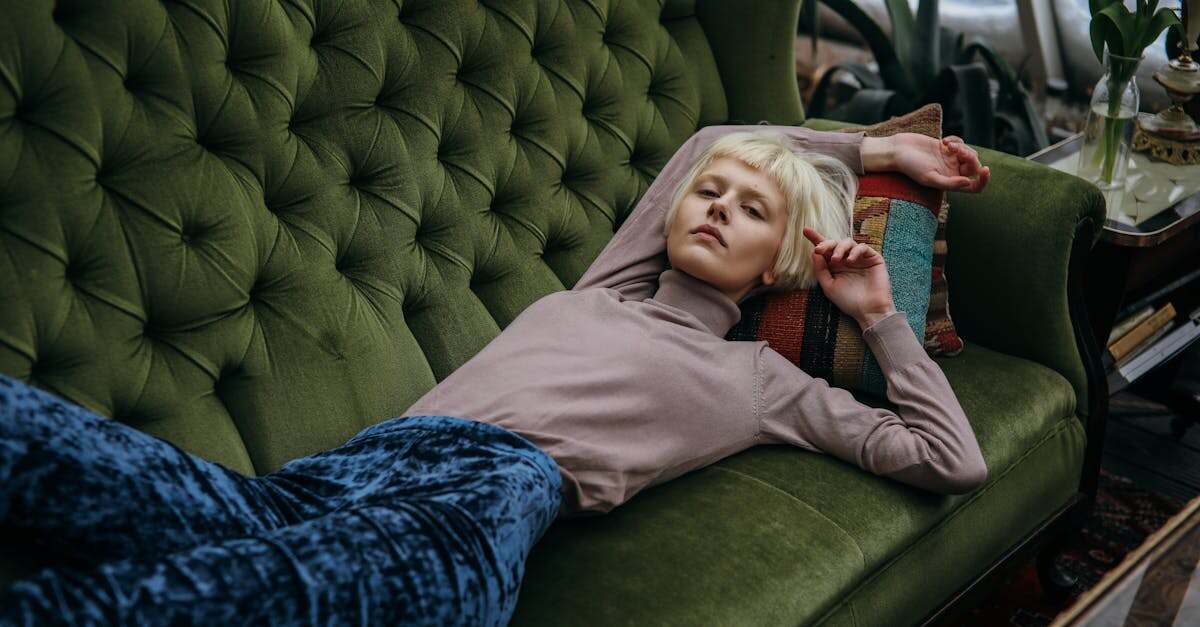 découvrez l'univers luxueux du velours : tissu emblématique alliant confort et élégance. apprenez comment l'intégrer dans votre décoration intérieure, mode et accessoires pour un style chic et sophistiqué.