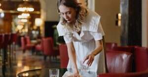 découvrez les meilleures astuces pour nettoyer votre table en verre efficacement. obtenez des conseils pour enlever les taches, éviter les rayures et faire briller votre mobilier avec des produits maison et des techniques adaptées.