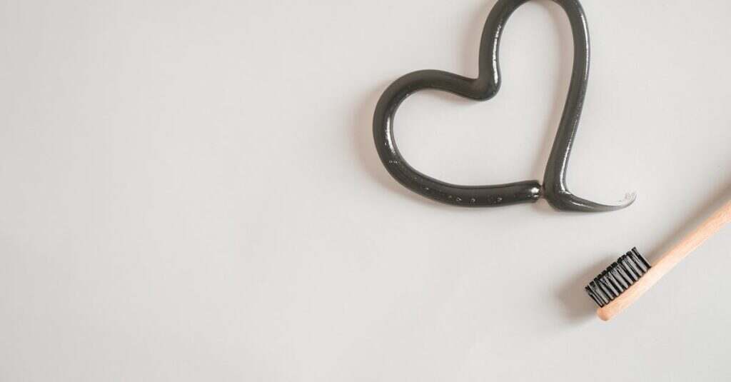 découvrez les bienfaits du blanchiment naturel pour un sourire éclatant. optez pour des solutions saines et efficaces qui respectent l'émail de vos dents tout en éliminant les taches tenaces. transformez votre routine d'hygiène dentaire avec des produits naturels et retrouvez confiance en votre sourire.