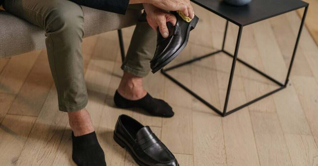 découvrez nos astuces et produits efficaces pour le nettoyage de vos chaussures. gardez-les comme neuves grâce à nos conseils pratiques et solutions adaptées à tout type de matériaux.