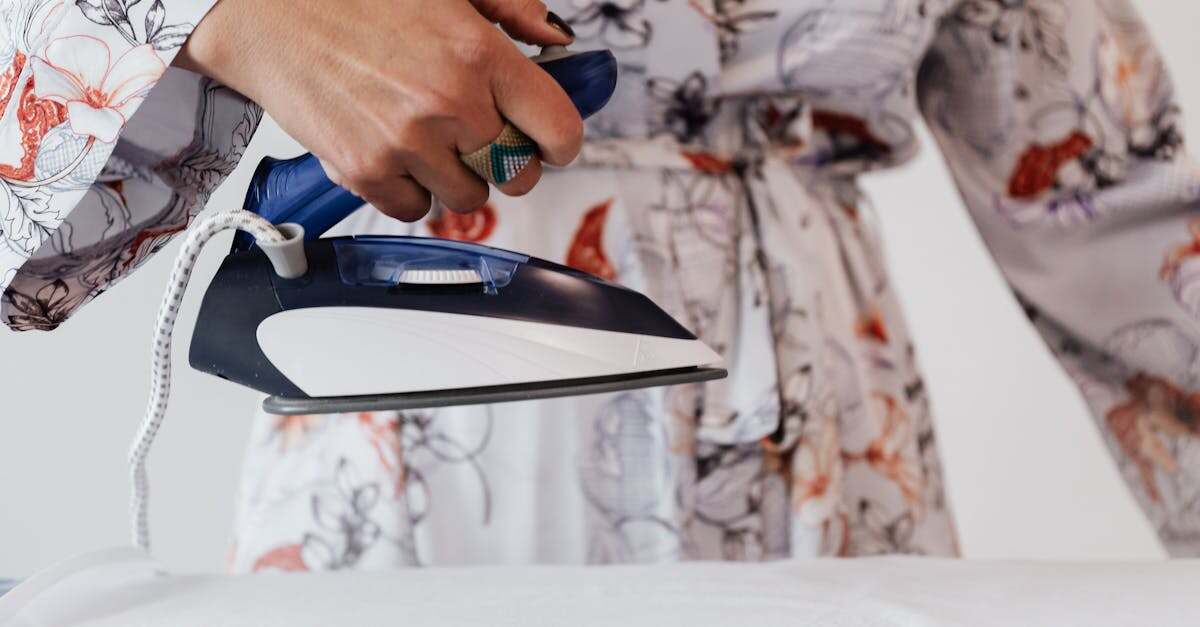 découvrez nos conseils et techniques pour le repassage de la soie, afin d'assurer un résultat impeccable et de préserver la délicatesse de vos vêtements en soie. apprenez à maîtriser la chaleur, à choisir les bons outils et à éviter les faux pas lors du soin de vos tissus précieux.