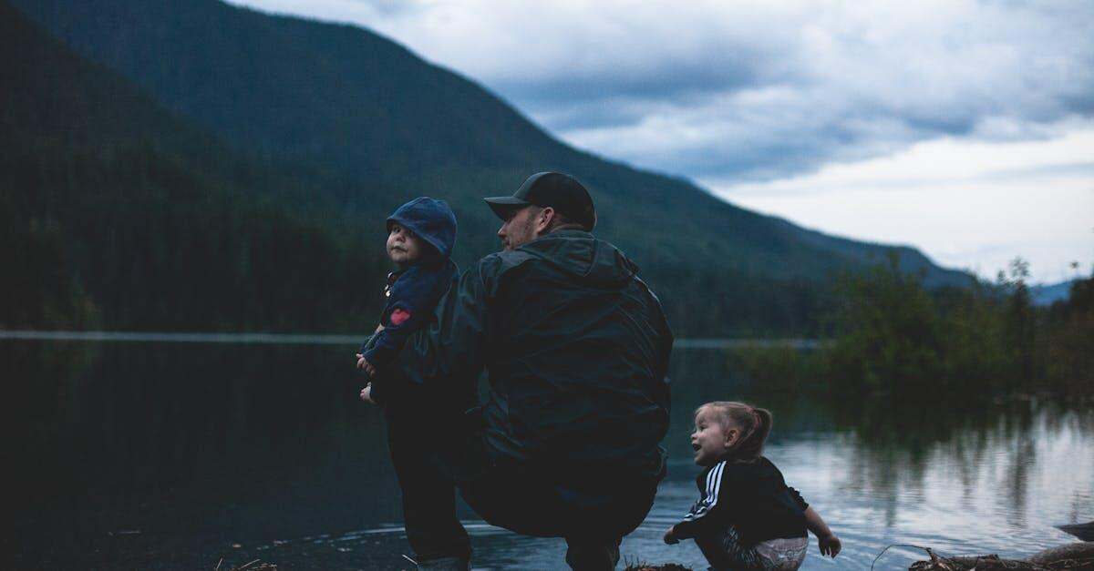 découvrez le rôle essentiel du père dans la vie de ses enfants, entre amour, enseignement et soutien. explorez les différentes facettes de la paternité et son impact sur la famille.