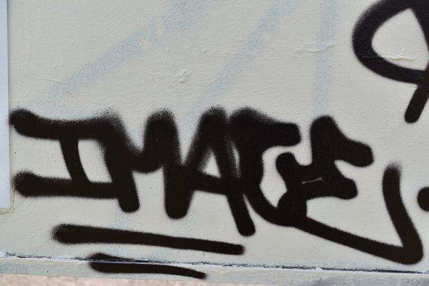 découvrez kerberos, un protocole d'authentification réseau sécurisé qui permet aux utilisateurs de s'identifier de manière fiable et de chiffrer leurs communications. apprenez comment kerberos renforce la sécurité des systèmes d'information, ses fonctionnalités clés et son rôle dans la gestion des accès.