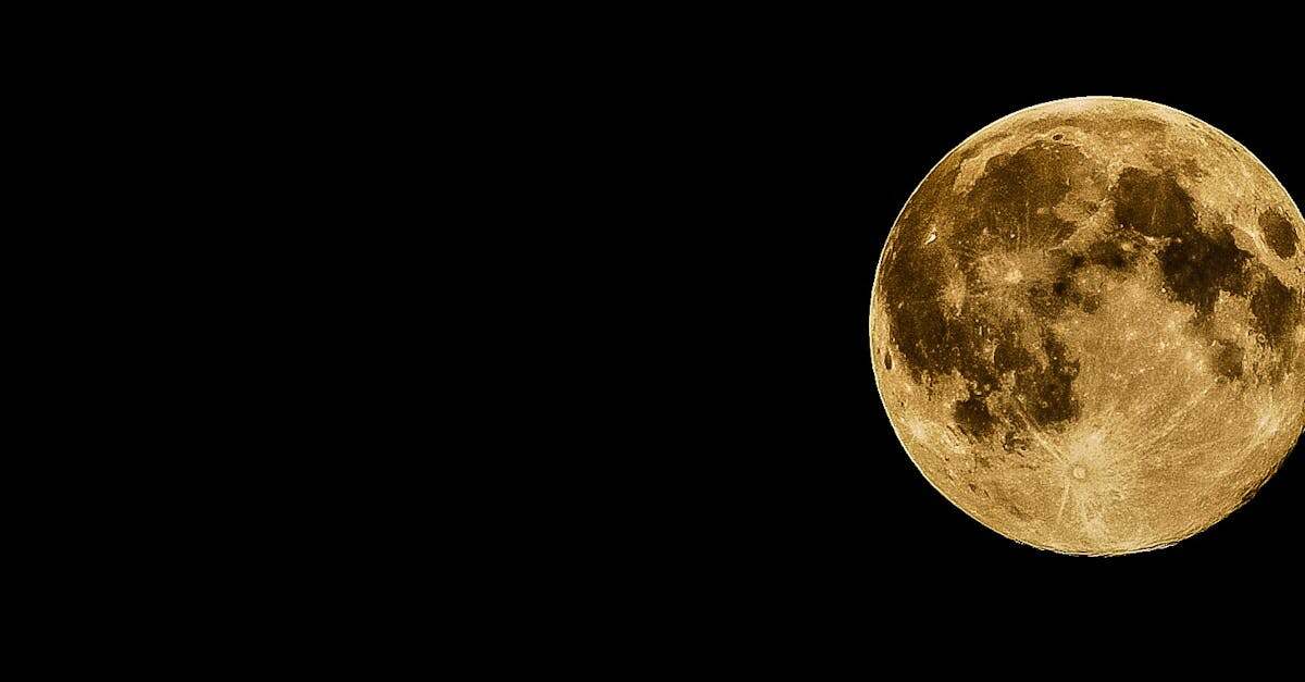 découvrez la beauté mystérieuse de la lune, son impact sur notre planète et son rôle fascinant dans la culture humaine. explorez ses phases, ses paysages lunaires et son influence sur les marées et les cycles naturels.