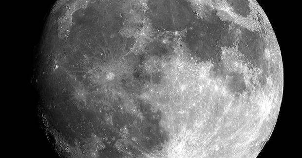 découvrez l'univers fascinant de la lune, satellite naturel de la terre. explorez ses mystères, ses phases, son influence sur les marées et les légendes qui l'entourent. plongez dans l'astronomie et la beauté de notre astre nocturne.