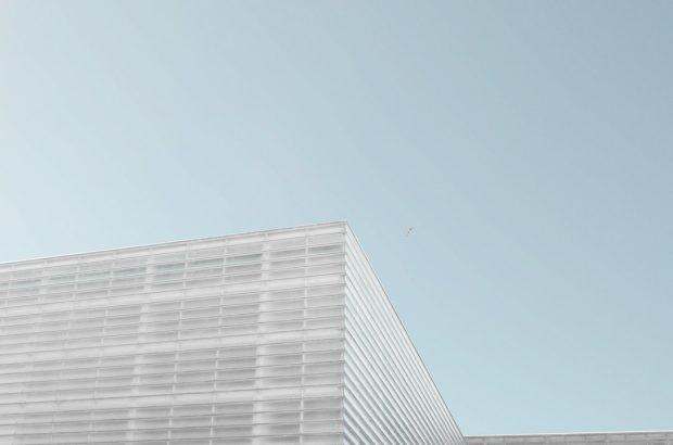 découvrez le fonctionnement de traceroute, un outil essentiel pour analyser et diagnostiquer les itinéraires des paquets de données sur internet. apprenez à l'utiliser pour optimiser vos connexions réseau et identifier les problèmes de latence.