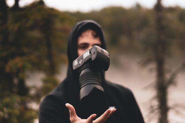 découvrez le fonctionnement des dns (domain name system) et leur rôle crucial dans la navigation sur internet. apprenez comment ils traduisent les noms de domaine en adresses ip, facilitant ainsi l'accès aux sites web et aux services en ligne.