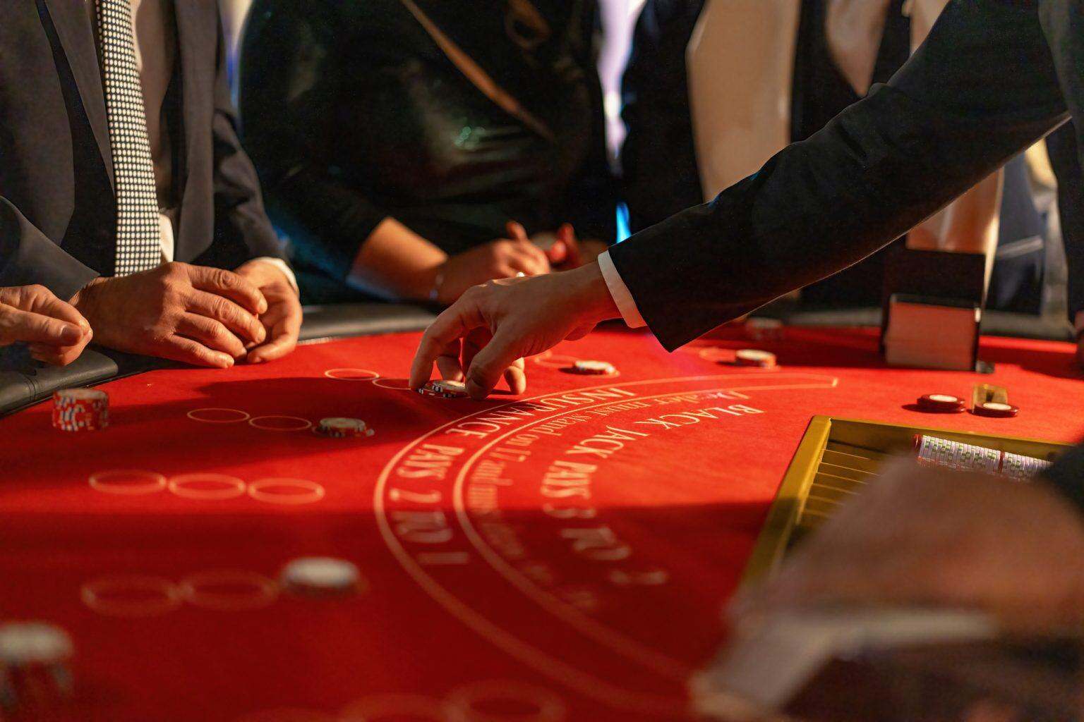 Comment les casinos attirent les clients : la mécanique du désir, des offres et des émotions High Roller Placing Bets at Luxury Casino Table