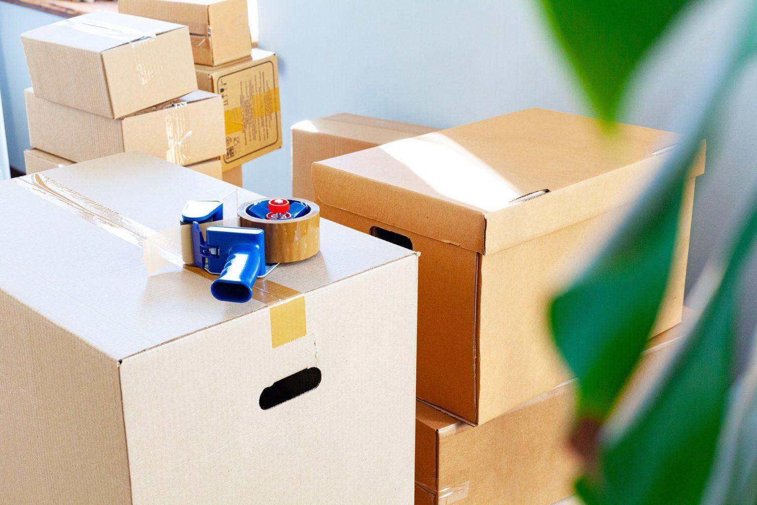 Déménager de Paris à Toulouse en famille : le guide complet pour réussir votre nouvelle vie House moving concept with stacked cardboard boxes in a room