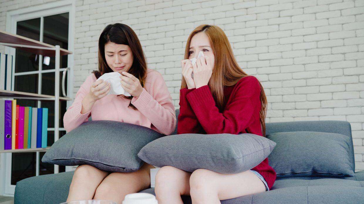 Adolescence : la saison 2 du phénomène Netflix annoncée par les producteurs, mais avec des surprises au programme Lesbian Asian couple crying while watching drama in TV in living room at home.