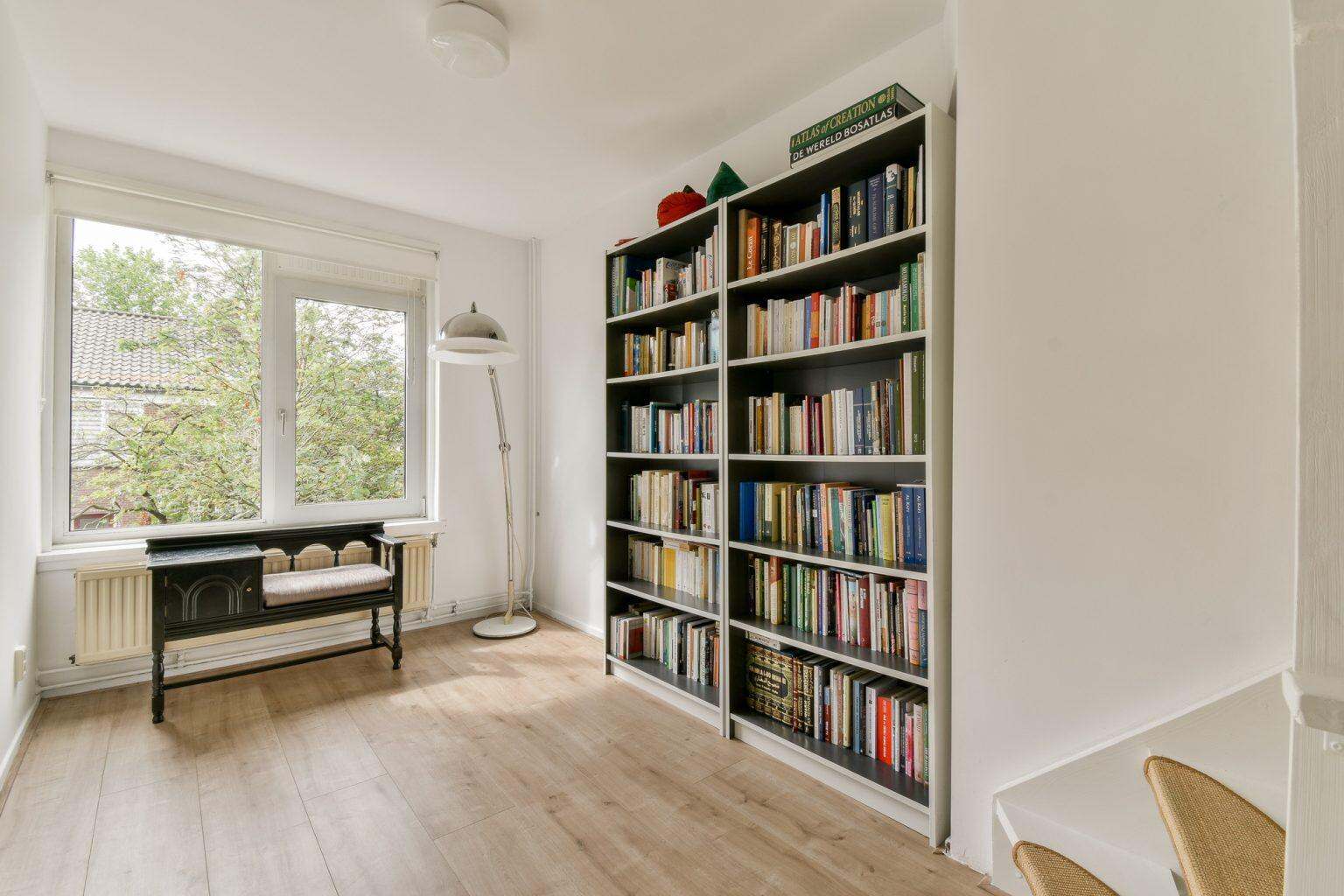Book Nook : quand l’art miniature transforme votre bibliothèque en théâtre magique Modern Minimalist Study Room with Bookcase