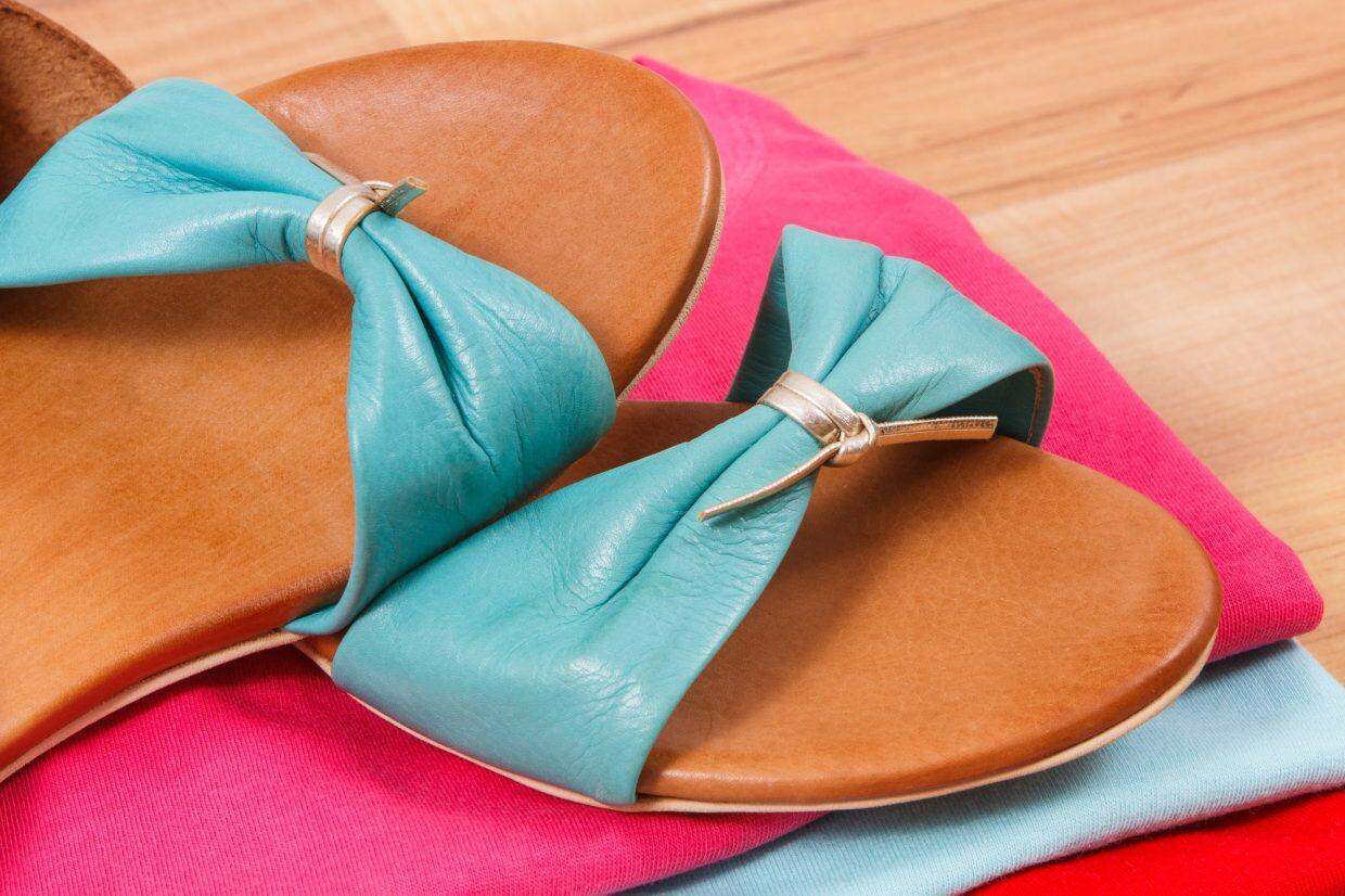 Illustration pour L'art de choisir ses sandales selon sa morphologie